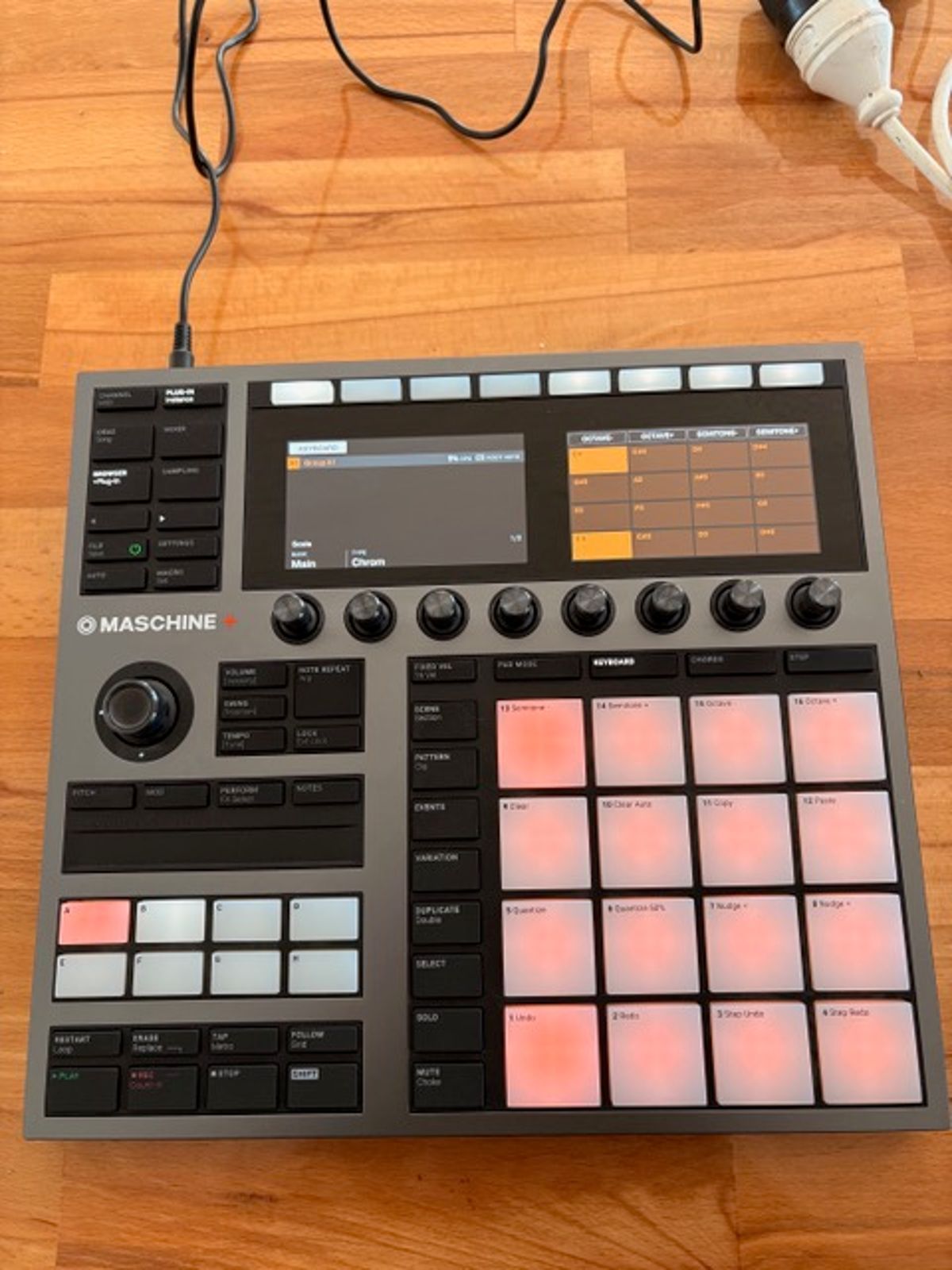 Native Instruments Maschine Plus - Present - Black - Image 4